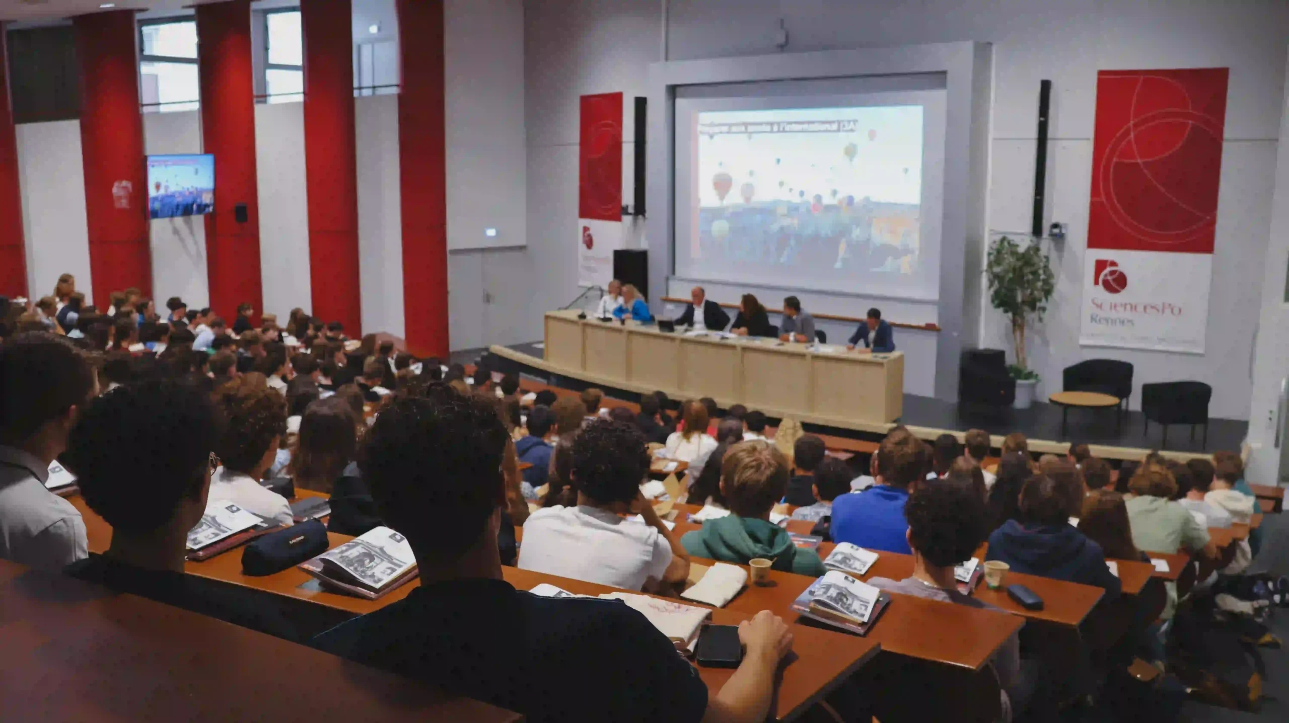 Des étudiants assistent à une conférence dans un amphithéâtre de Sciences Po Rennes.