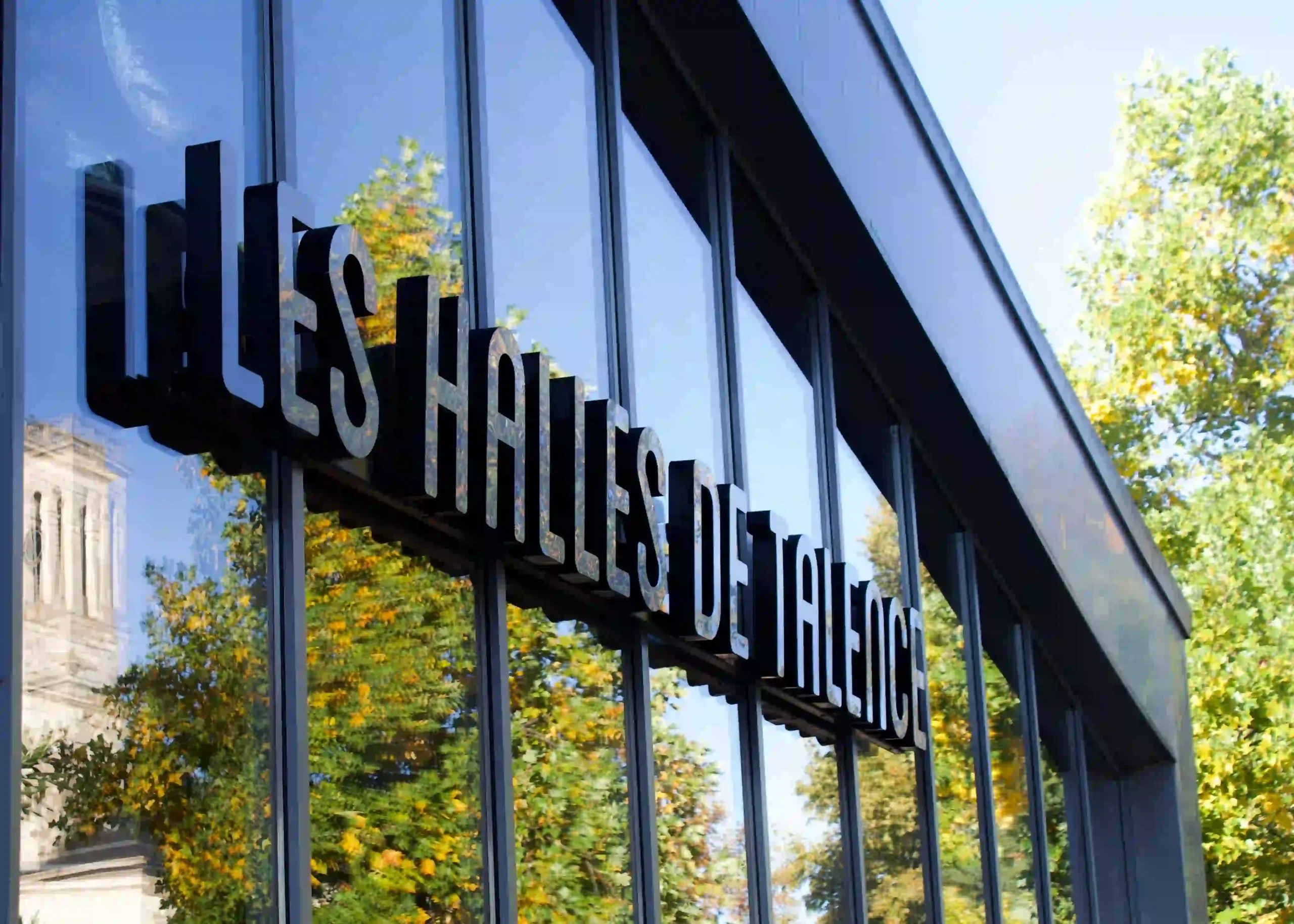 Enseigne « Les Halles de Talence » installée sur la façade vitrée du bâtiment.