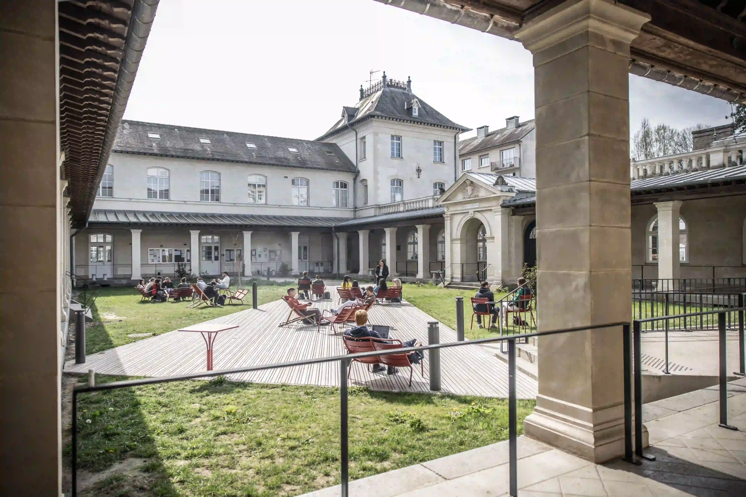 Des étudiants travaillent et échangent dans la cour intérieure de Sciences Po Rennes.