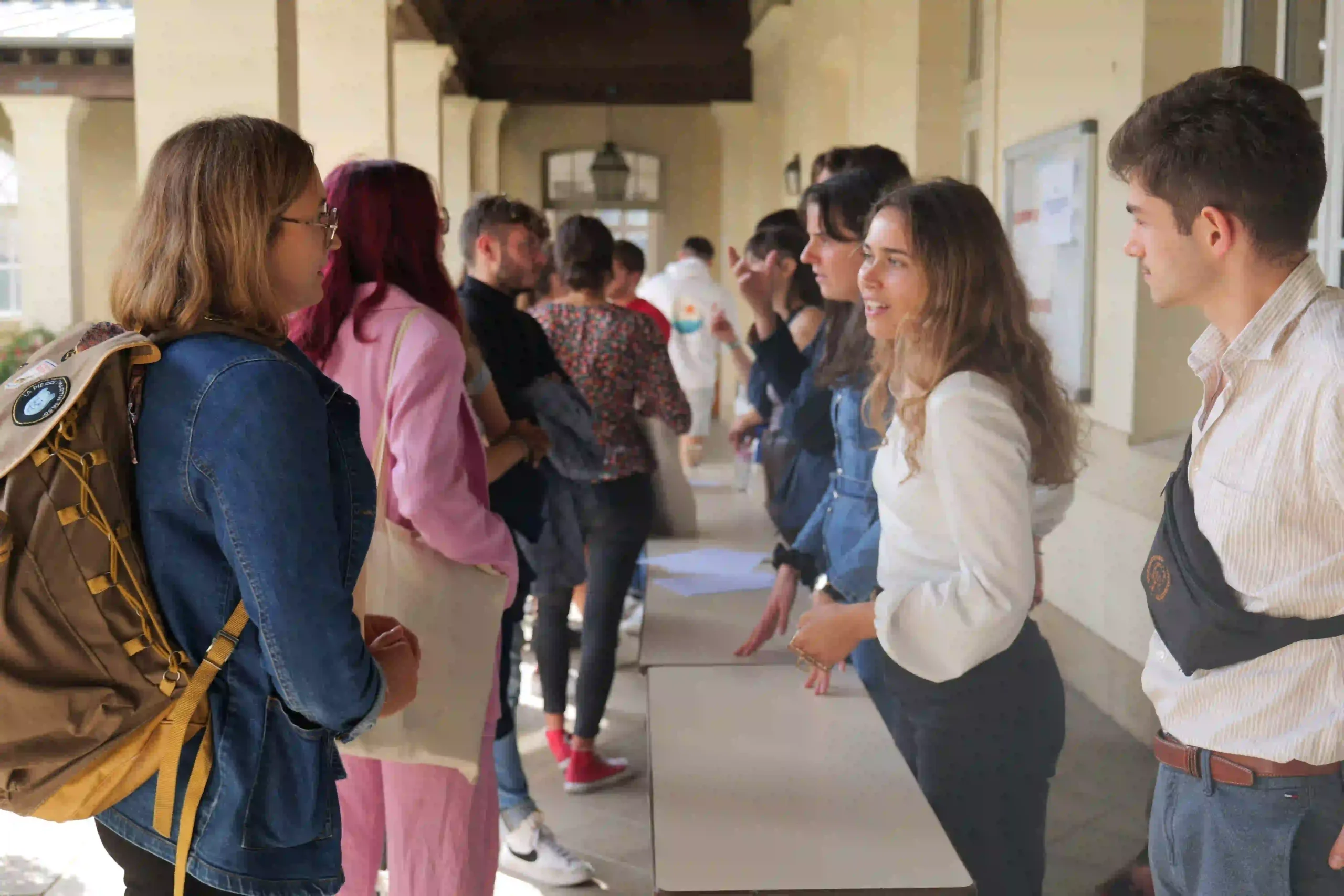 Des étudiants discutent autour de stands installés à Sciences Po Rennes.