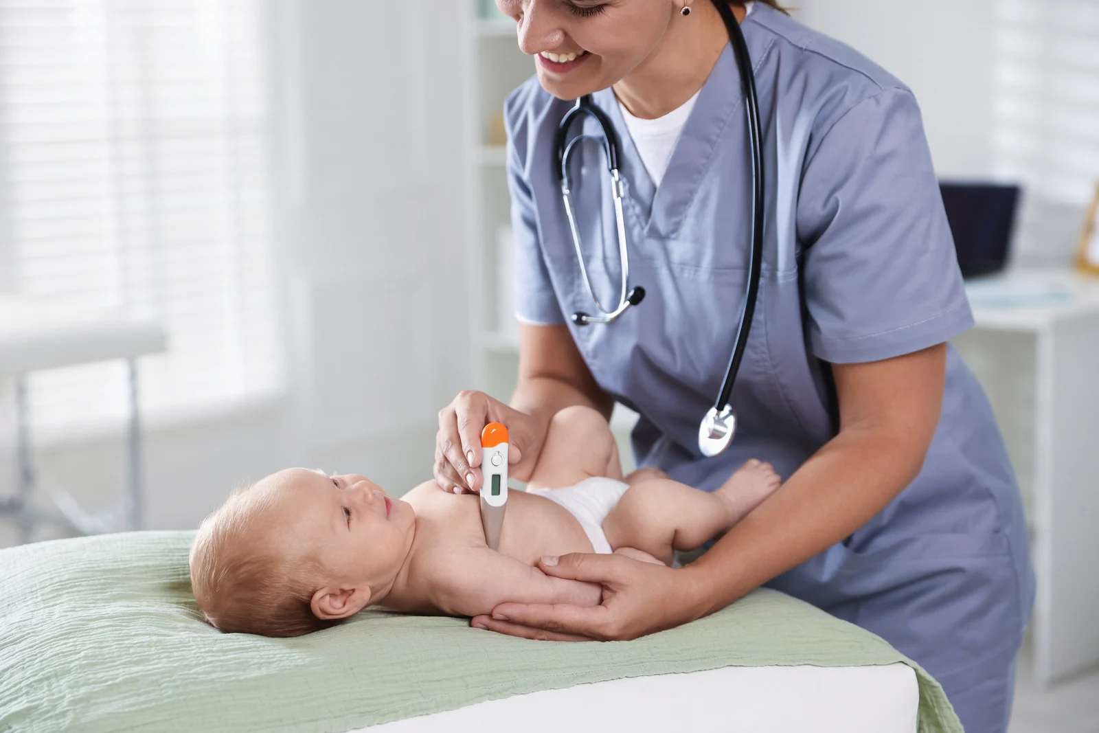 Pédiatre en consultation à l'hôpital