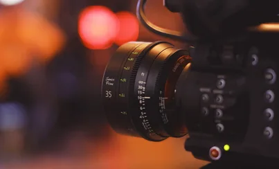 Gros plan sur l’objectif d’une caméra professionnelle de tournage