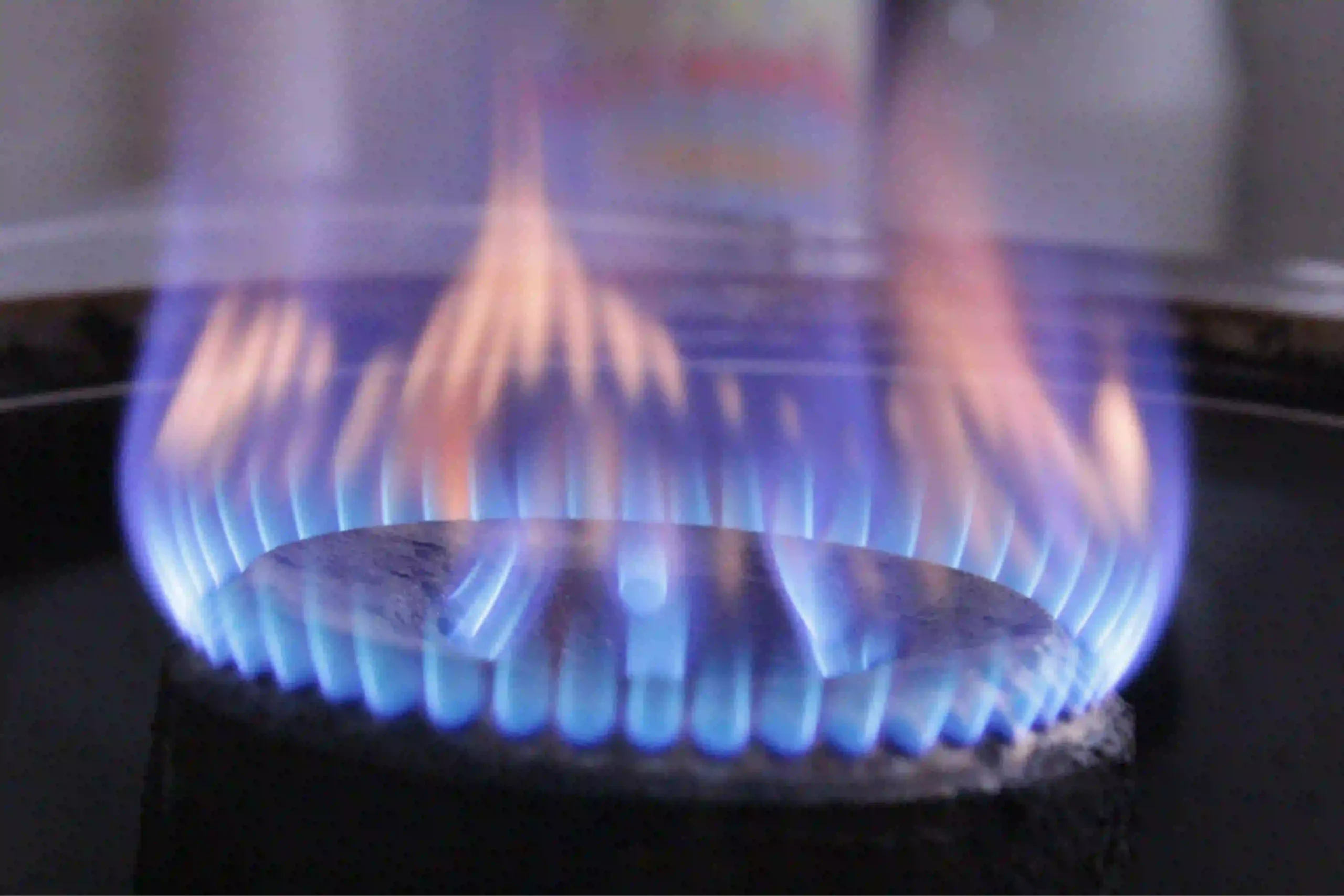 Flamme bleue d’un brûleur fonctionnant au gaz