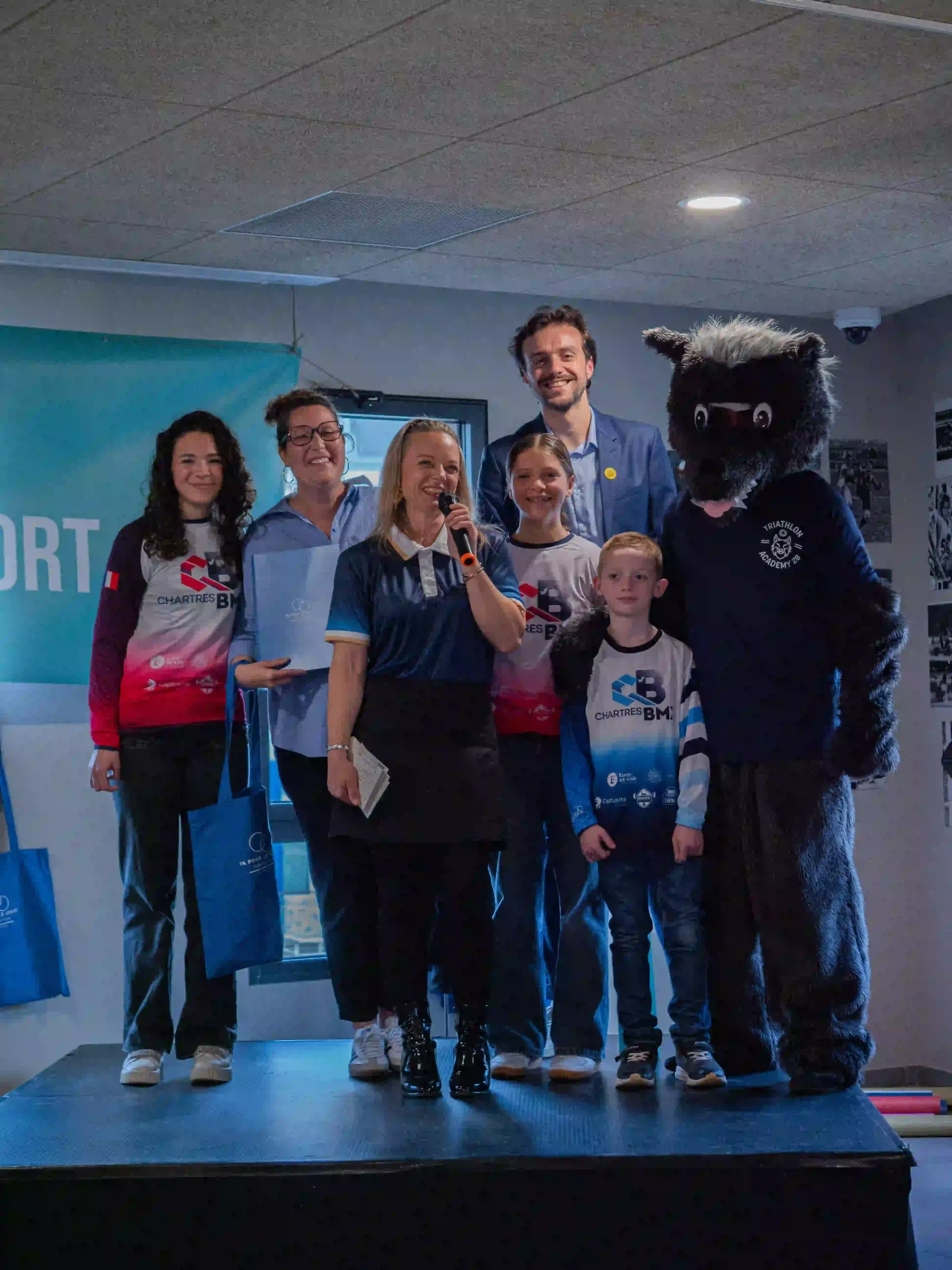 Participants et jeunes sportifs réunis sur scène lors d’une cérémonie à Chartres