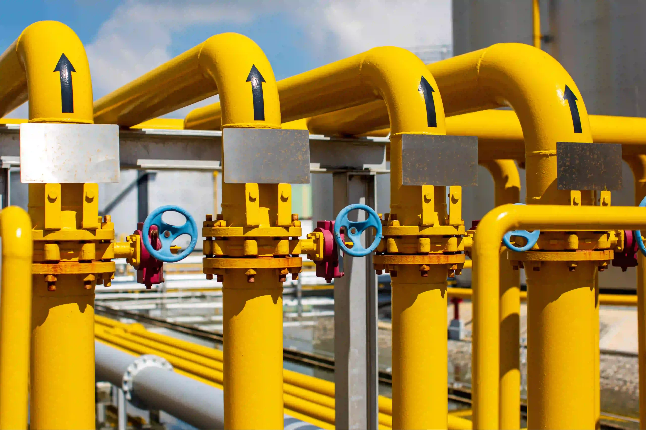 Canalisations jaunes et vannes d’une installation du réseau de gaz