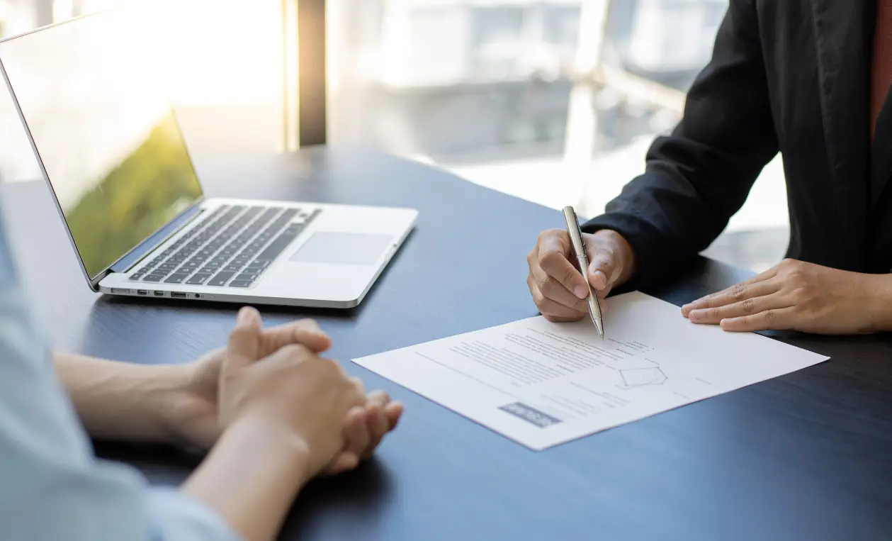 Entretien professionnel autour d’un document et d’un ordinateur portable