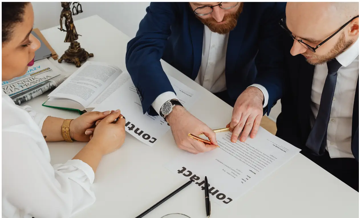 Des professionnels réunis autour d’un contrat
