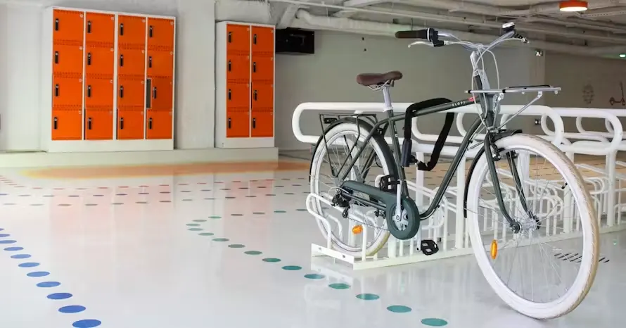 Un vélo stationné au sein de METSTATION